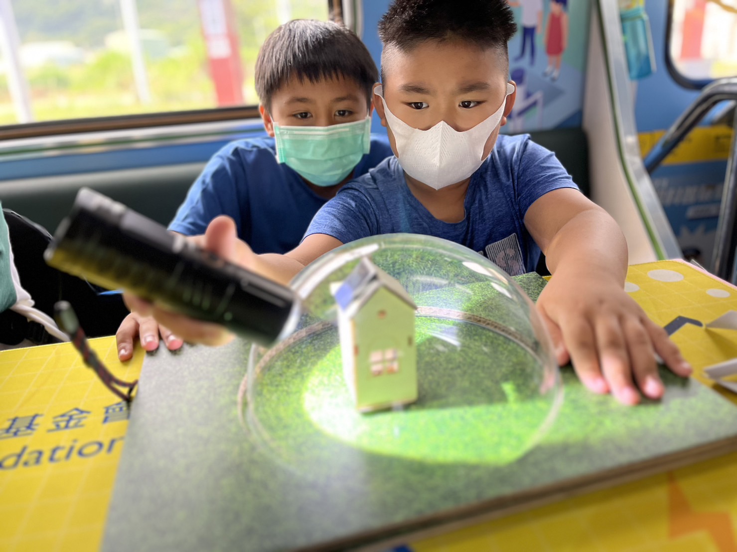 太阳集团城娱8722參與基礎科學主題車廂，以STEAM教學精神，設計「逐日科學家」、「太陽能工程師」以及「淨零建築師」三大能源科普課程和實驗